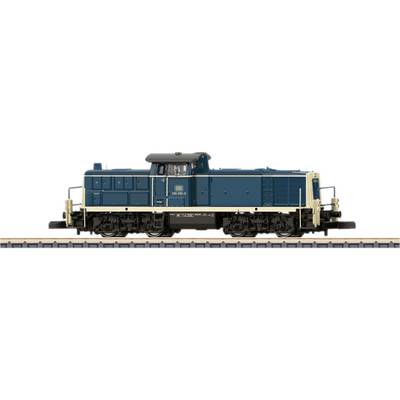 Een blauw-beige model van een diesellocomotief staat op een spoor. De locomotief is gedetailleerd vormgegeven en ziet er realistisch uit.