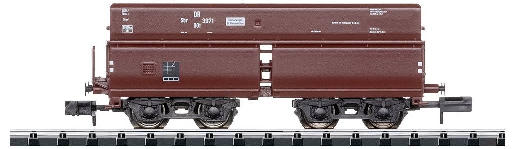 Modeltreinen in bruin op rails, zijaanzicht. Opschrift 'DR 3971' zichtbaar.