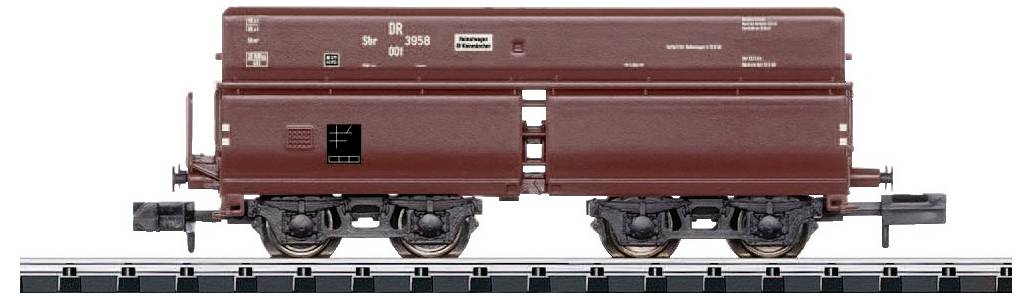 Een bruine goederentreinwagen met twee assen op een spoor, gemarkeerd met 'DB' en '3008'.