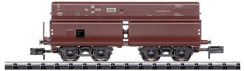 Een bruine goederenwagon op een spoorrail. De wagon heeft vier wielen en vertoont opschriften met technische details.