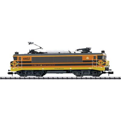 Een locomotief in oranje met het nummer 4402 en jubileumlogo's van de Nederlandse Spoorwegen aan de zijkanten, staat op de rails.