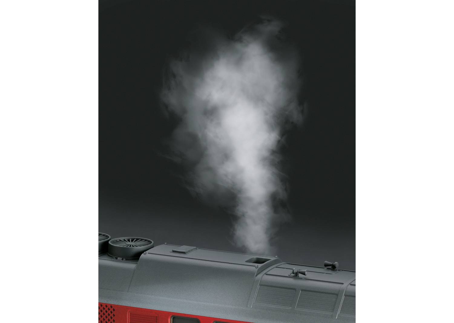 Dak van een model van een stoomlocomotief met opstijgende rook, zwarte achtergrond.
