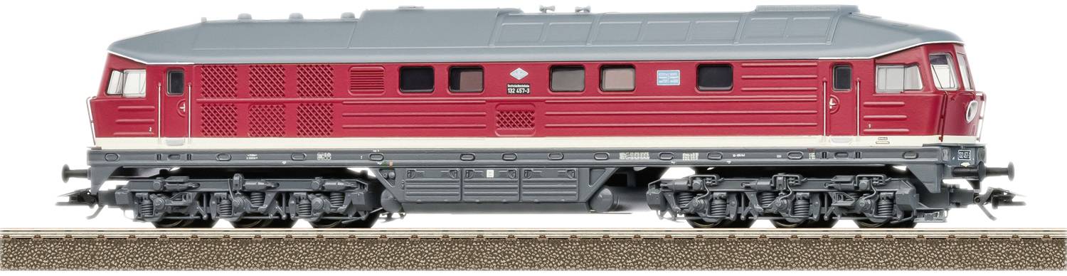 Een rood-grijze locomotief op een spoor, zijaanzicht, met opvallende ventilatierooster en spoorbedding zichtbaar.