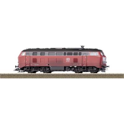 Rode locomotief van de Deutsche Bahn op een stuk spoor, zijaanzicht.