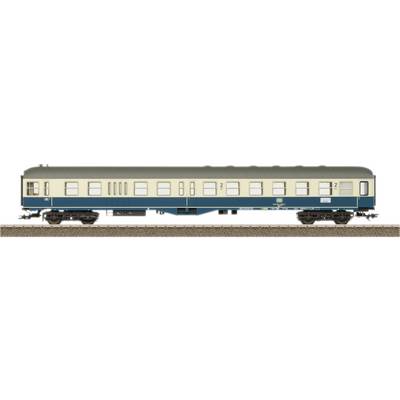Een blauwe en beige treinwagen van de tweede klasse op de rails, met gesloten deur en ramen.