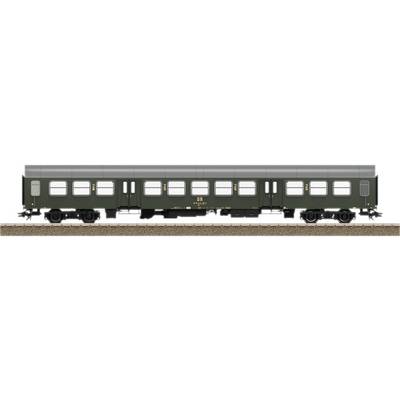 Een groene spoorwagen op een spoor, met meerdere ramen en deuren, zijaanzicht.