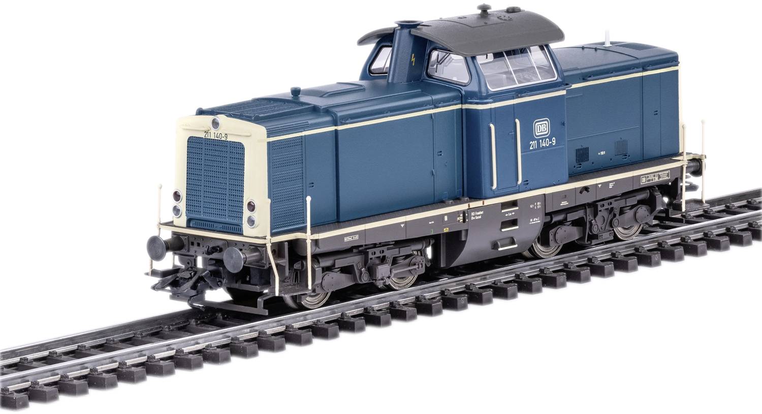 Een modeltreinstel van een diesellocomotief op H0-schaal, blauw gelakt met witte en zwarte details, rijdt over rails.