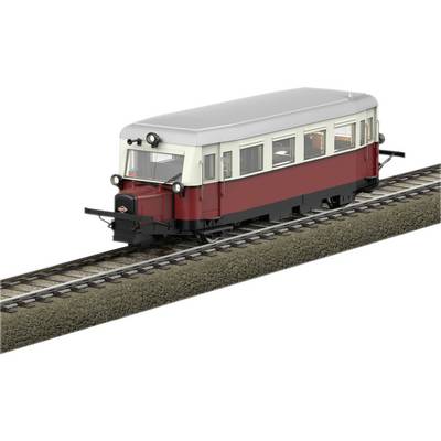 Een rode en witte historische railbus op een spoor. De bus heeft een panoramaruit en is zorgvuldig gedetailleerd.