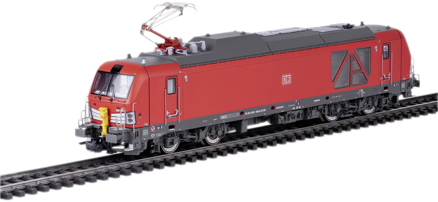 Een rode goederentrein van Deutsche Bahn op sporen, toont het moderne ontwerp en de inzet in het transport.