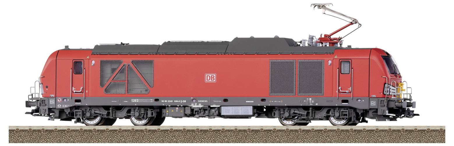 Rode locomotief van Deutsche Bahn zijdelings op een spoor, zonder zichtbare tekst of terrein, tegen een witte achtergrond.