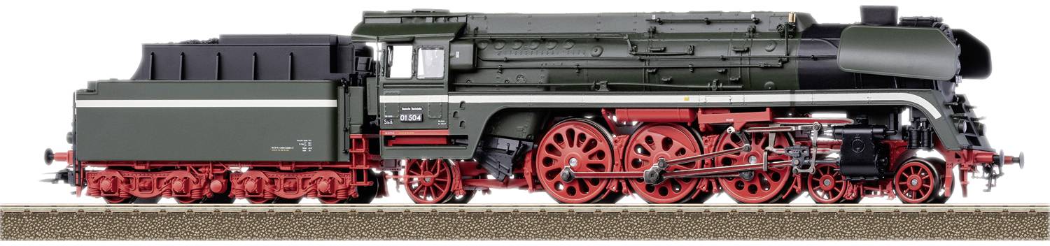 Een gestileerde modellocomotief in zwart, groen en rood staat op een spoor. Gedetailleerde techniek zichtbaar, wielen in vijf verschillende kleuren.