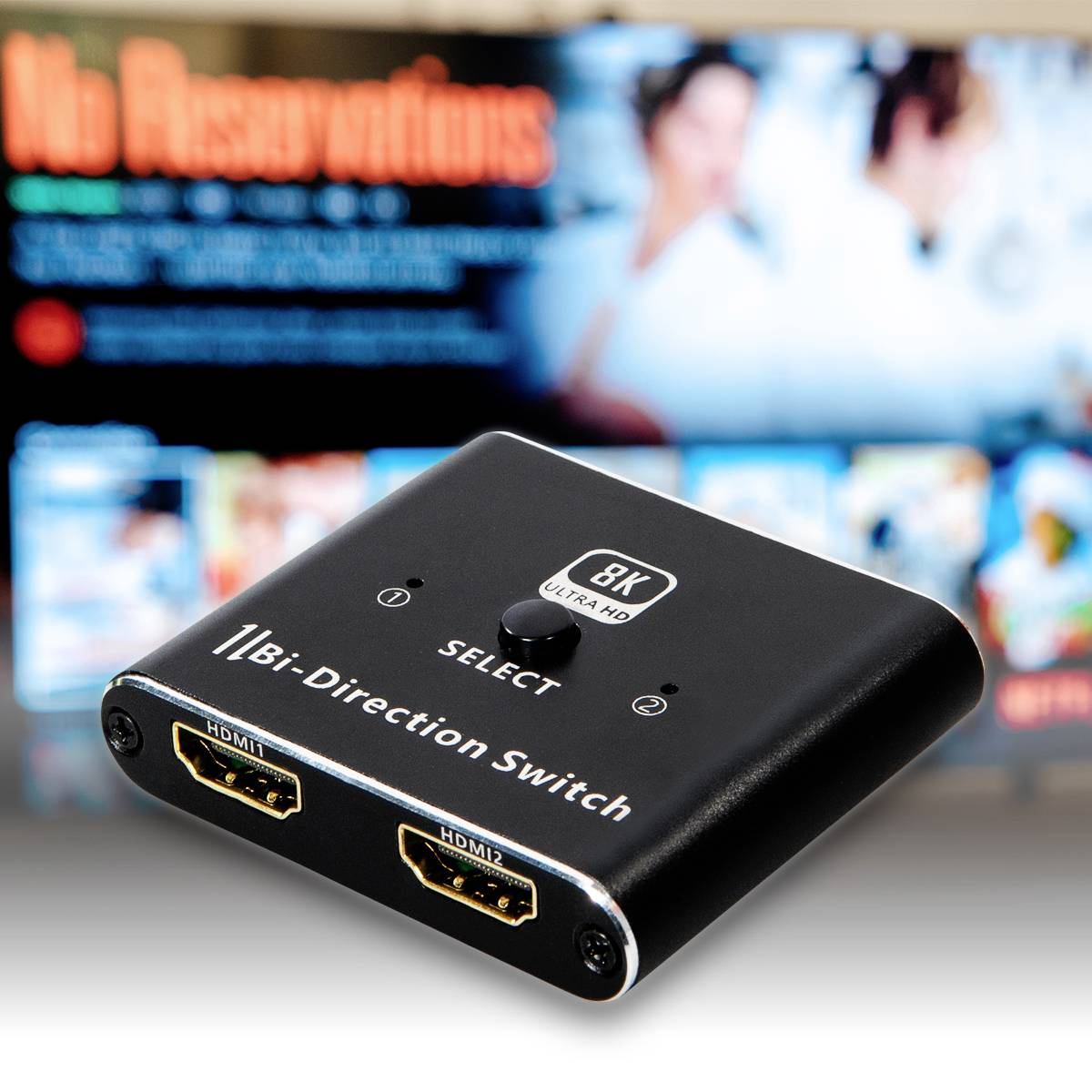 Zwarte 8K HDMI-schakelaar met twee HDMI-poorten en selectieknop, onscherpe achtergrond met niet-specifieke afbeeldingen.