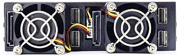 Een computerventilator met twee kleine ventilatoren, omringd door verschillende USB-poorten en kabels.