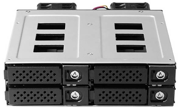 Een harddiskbehuizing met vier sleuven, geschikt voor installatie in 3,5-inch stationsruimtes van een computer.