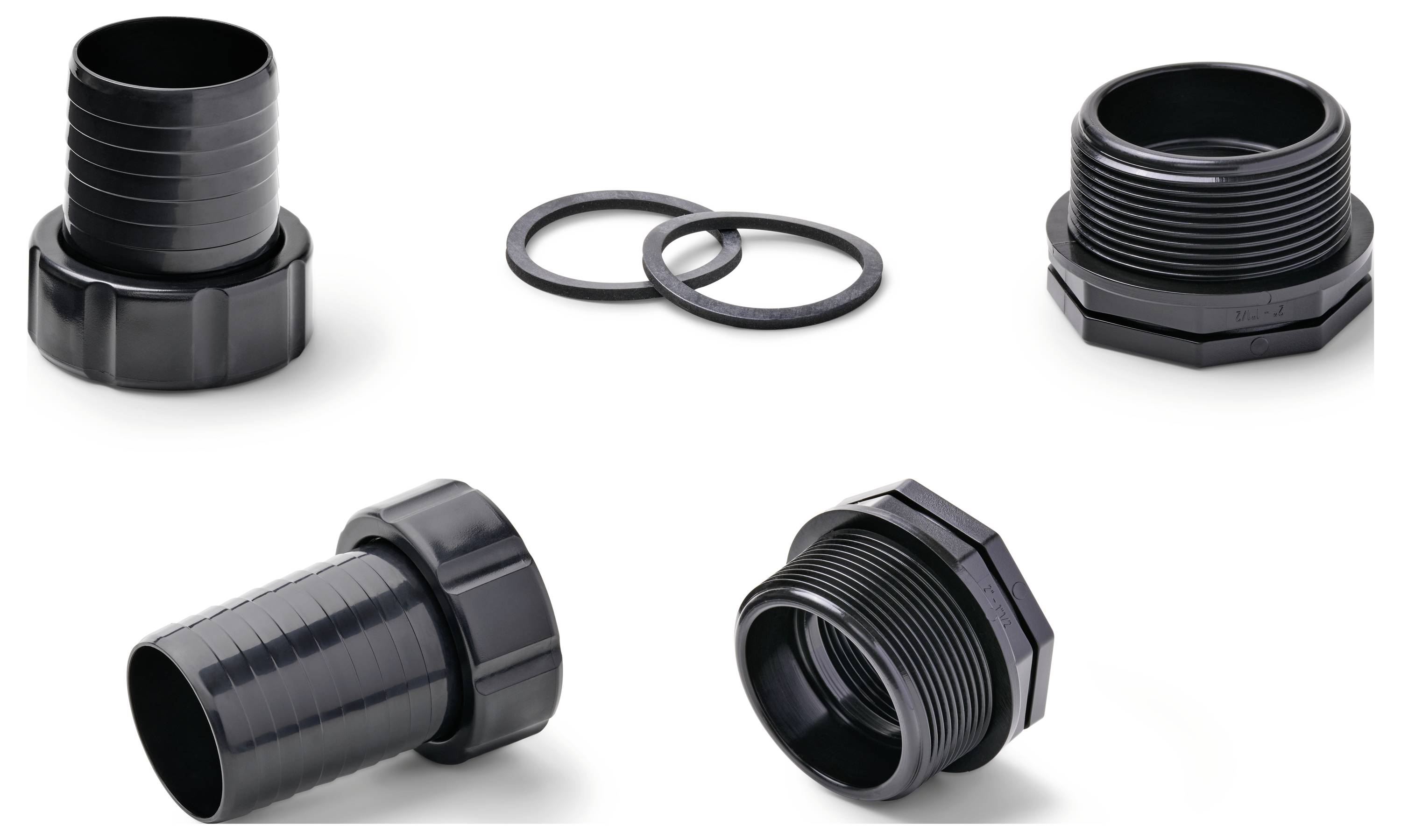 'Vier zwarte plastic slangadapters met schroeduiteinden en twee rubberen ringen, weergegeven op een witte achtergrond.'