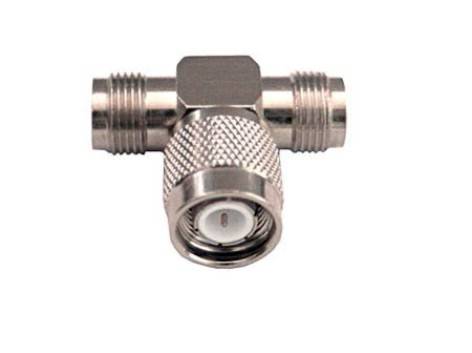 Een T-vormige coaxiale adapter met drie aansluitingen, typisch gebruikt voor het verbinden van hoogfrequente kabels.