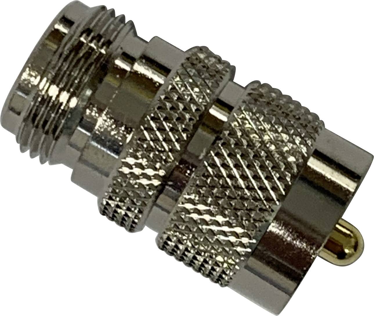 Metalen adapter met geribde oppervlakken en schroefdraad aan één uiteinde, geschikt voor elektronische aansluitingen.
