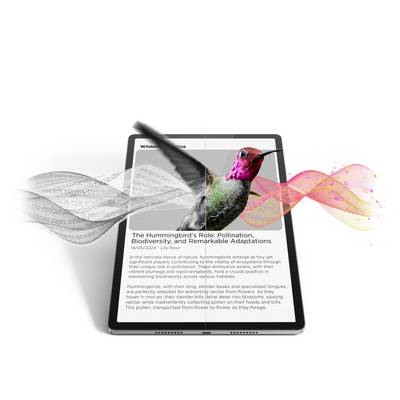 Een kolibrie vliegt over een tablet waarop een artikel wordt weergegeven over zijn rol bij bestuiving en biodiversiteit.