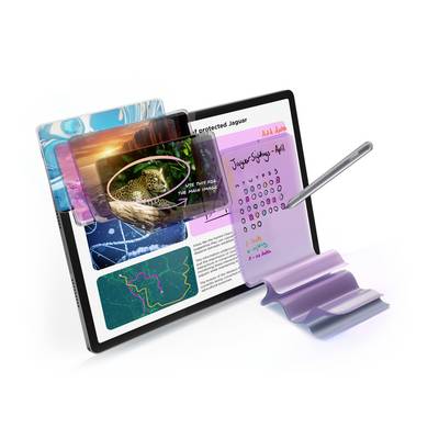 Een tablet toont een interactieve presentatie over de bescherming van de jaguar. Verschillende kleurrijke diagrammen en kaarten zijn zichtbaar.