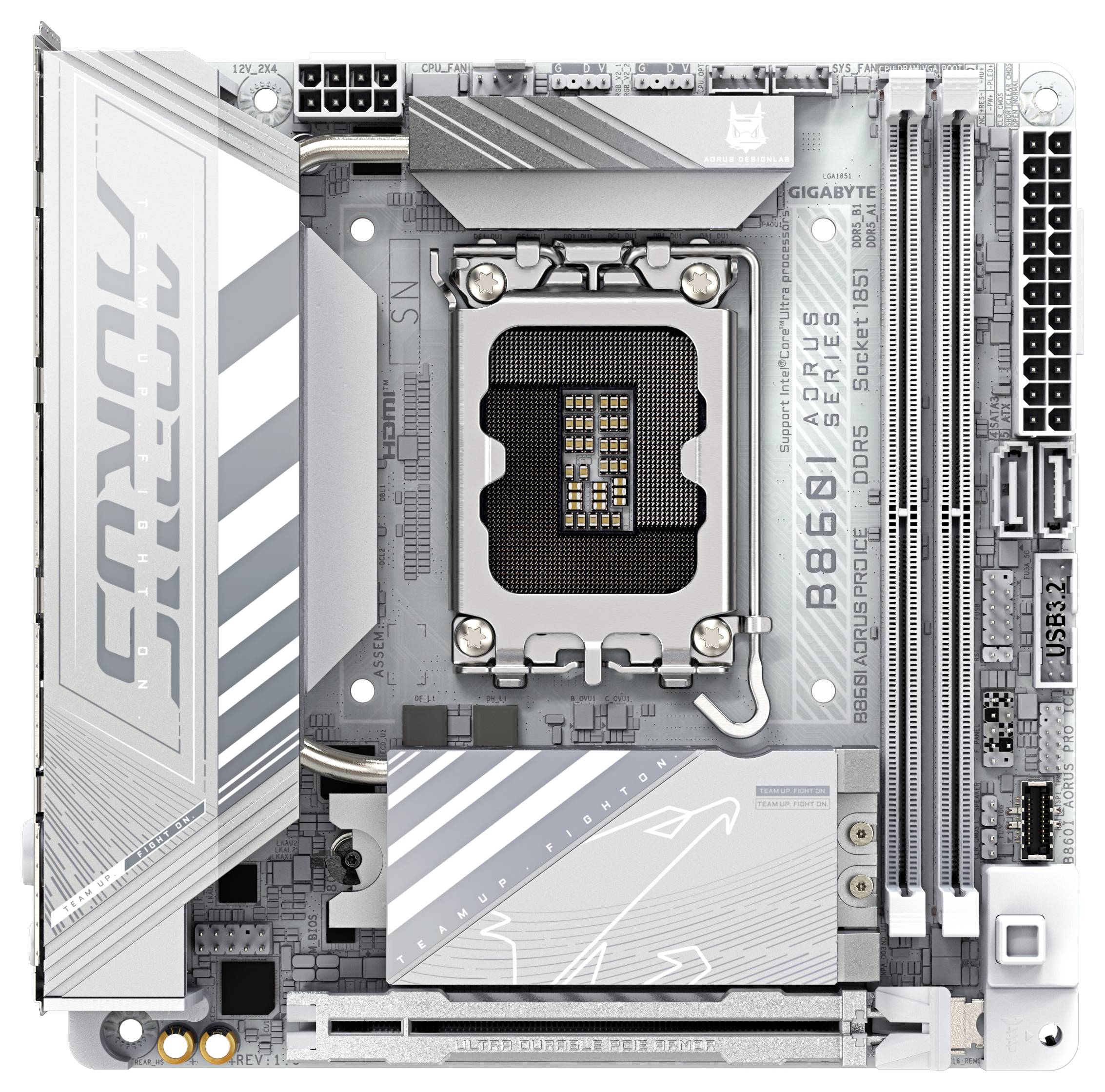 Een zilverkleurige en witte computermoederbord, met zichtbare CPU-aansluiting, RAM-sleuven en verschillende aansluitingen, met 'AORUS' merklogo zichtbaar.