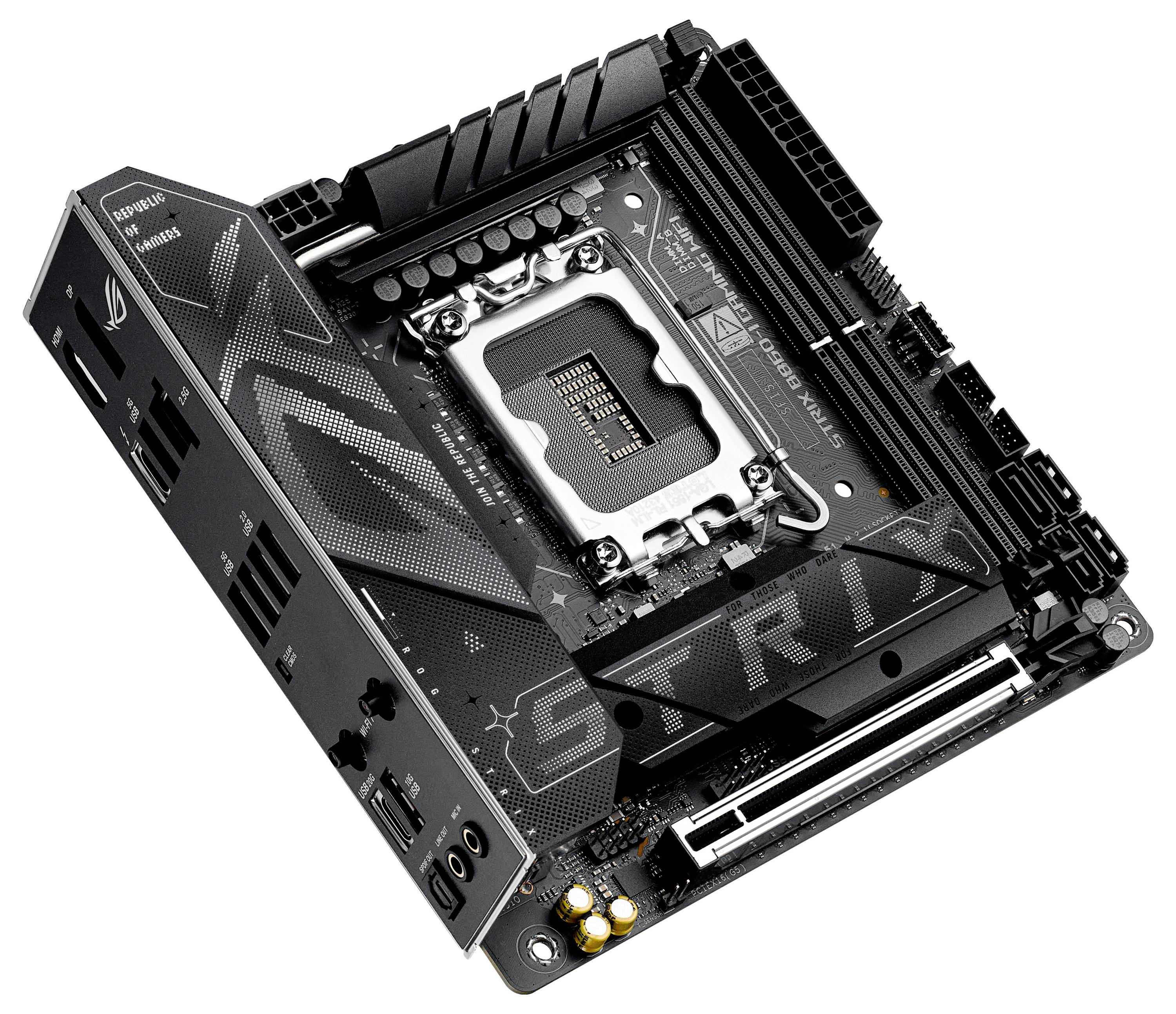 Een ASUS ROG Strix Z690-I Gaming WiFi moederbord in een diagonale bovenaanzicht, waarbij de CPU-socket, RAM-sleuven en aansluitpoorten worden getoond.