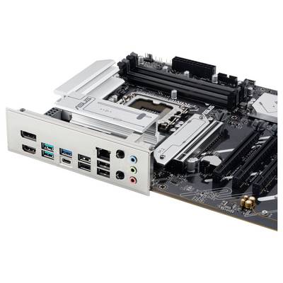 'Een computermoederbord met verschillende poorten zoals USB, HDMI en audio-aansluitingen. Het bord heeft sleuven voor RAM en een CPU-socket.'