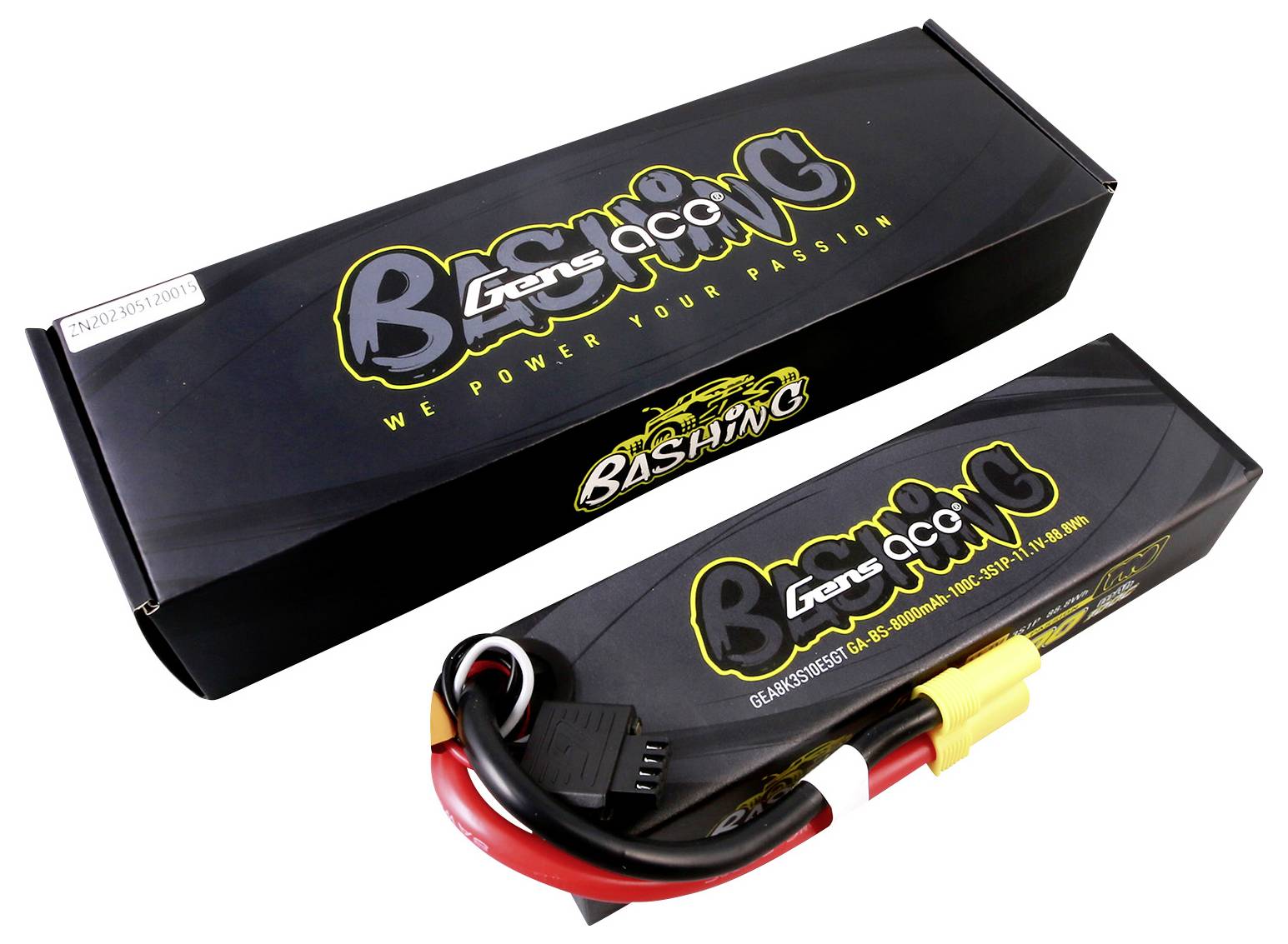 Een zwarte verpakking en een accu met het merknaam 'Bashing' en de slogan 'We Power Your Passion', voorzien van kabels.