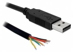 Een USB-kabel met een stekker aan de ene kant en blootliggende gekleurde draden aan de andere kant, gereed voor reparatie of aansluiting.