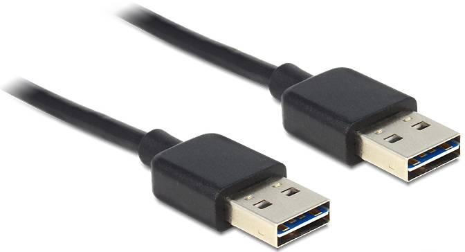 Twee zwarte USB-kabels met blauwe aansluitingen liggen naast elkaar op een witte achtergrond.