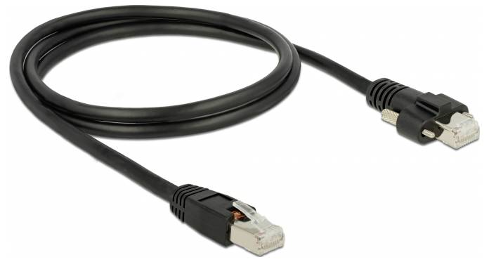 Een zwarte Ethernet-kabel met twee RJ45-connectoren aan de uiteinden, ligt los opgerold in een lus.