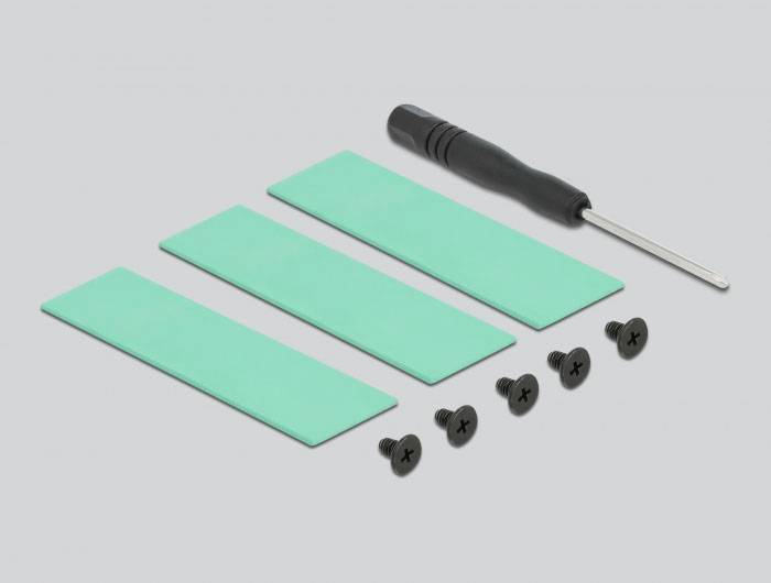 Drie groene warmtegeleidingspads, vijf zwarte schroeven en een schroevendraaier op grijze achtergrond.