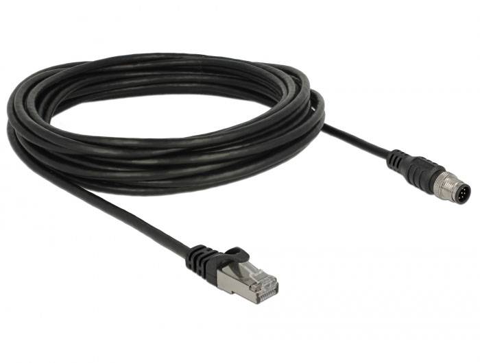 Een lang zwart kabel met een RJ45-connector aan de ene kant en een ronde stekker aan de andere kant, geschikt voor netwerkverbindingen.