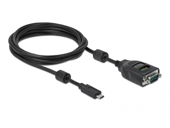 USB-C-naar-RS232-adapterkabel, zwarte kabel met stekker en bus, maakt verbinding mogelijk tussen moderne apparaten en oudere interfaces.