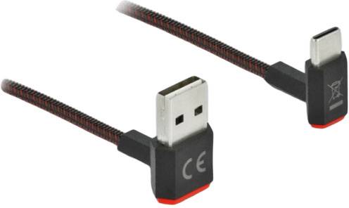 USB-kabel met USB-A-aansluiting aan de ene kant en USB-C aan de andere. Zwart, gevlochten kabel met rode accenten.