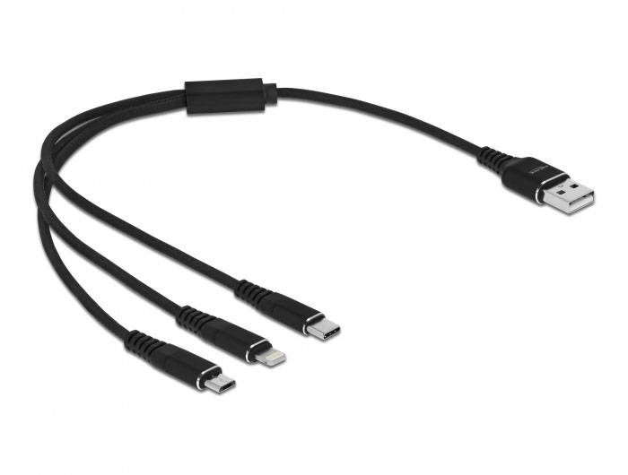 Een zwarte USB-kabel met drie verschillende aansluitingen: Micro-USB, Lightning en USB-C, voor het gelijktijdig aansluiten van meerdere apparaten.