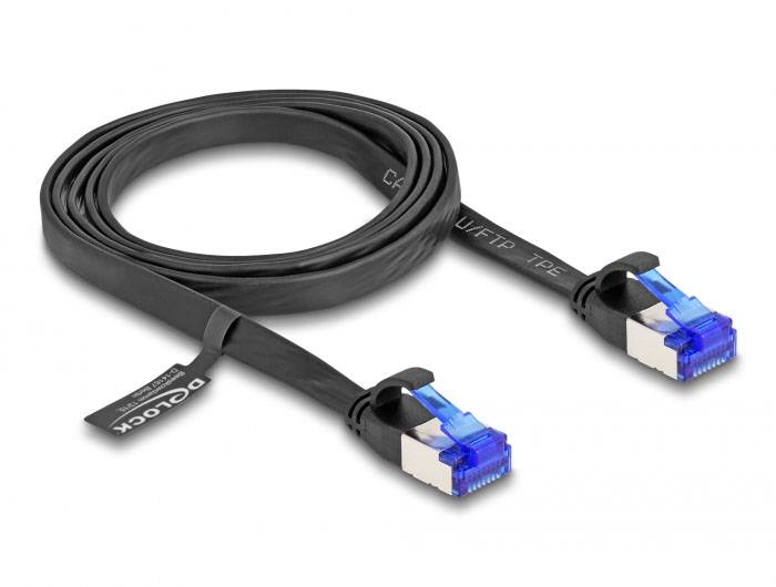 Zwart Ethernet-netwerkkabel met twee blauwe RJ45-connectoren, geschikt voor datatransmissie en internetverbinding.