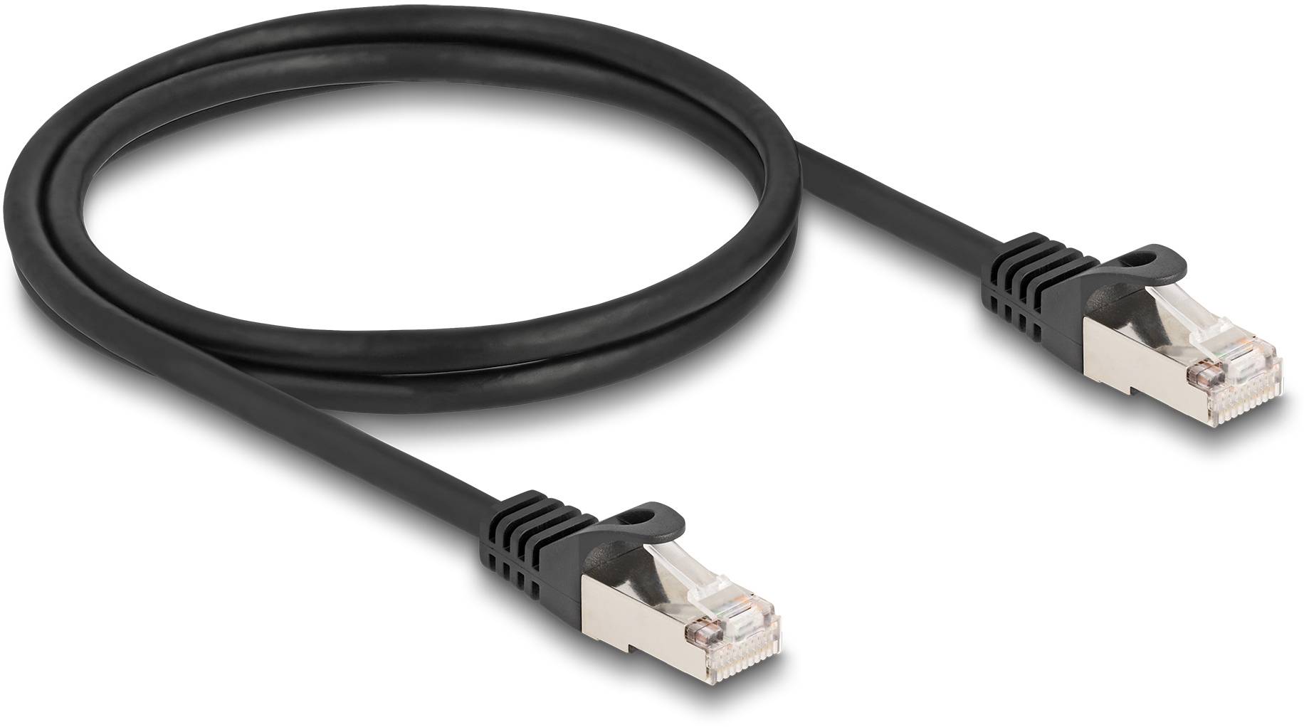 Een zwart Ethernet-kabel met RJ45-connectoren aan beide uiteinden, klaar voor gebruik voor de netwerkverbinding.