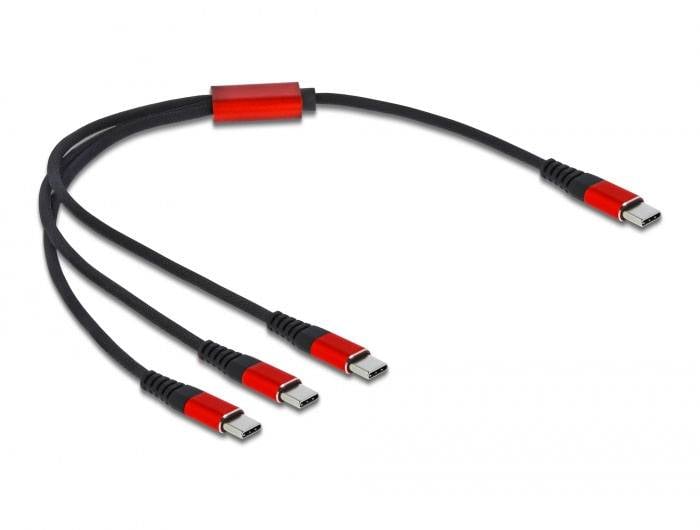 Een USB-C-hub-kabel met één ingang en vier uitgangen in zwart en rood. Geschikt voor het aansluiten van meerdere apparaten met een USB-C-aansluiting.