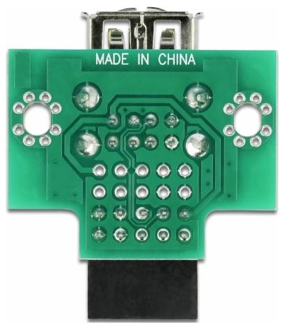Groene printplaat met elektronische schakelingen en de tekst 'Made in China' bovenop gedrukt.
