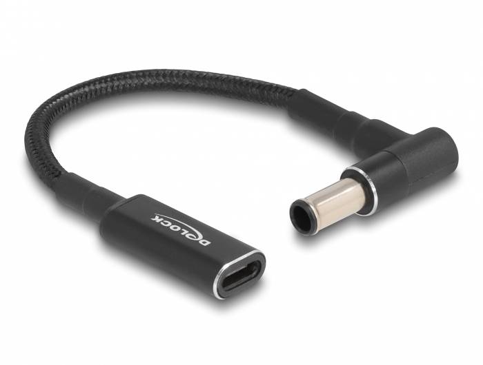 Een zwart gevlochten USB-C naar voedingsstekker adapterkabel, haaks, geschikt voor het aansluiten van apparaten met verschillende aansluitingen.