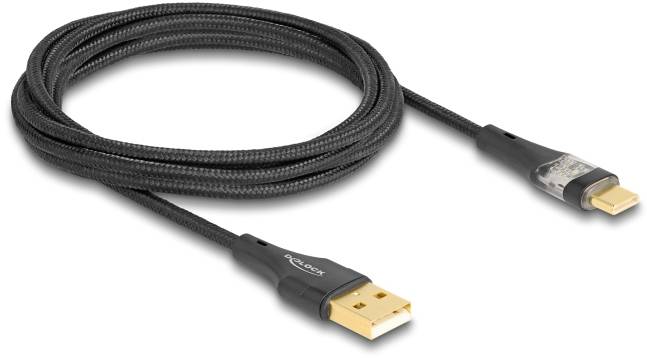 Zwart USB-kabel met gevlochten mantel en gouden aansluitingen, geschikt voor opladen en gegevensoverdracht.