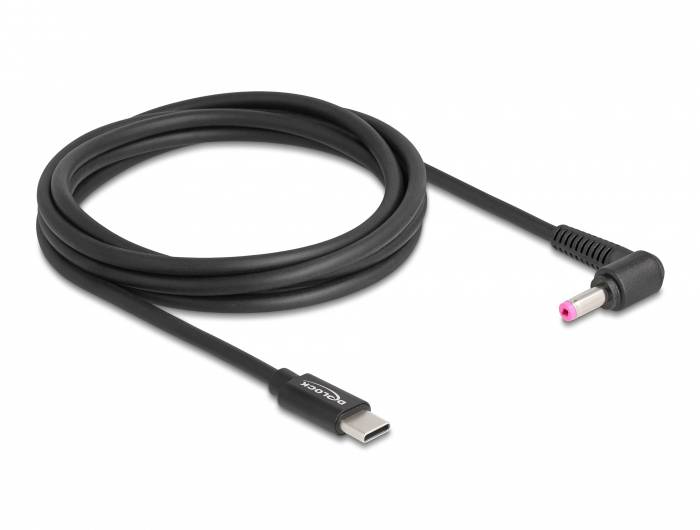 Een zwart USB-C-oplaadkabel, opgerold, met een haaks aansluitpunt. Voornamelijk gebruikt voor oplaaddoeleinden.