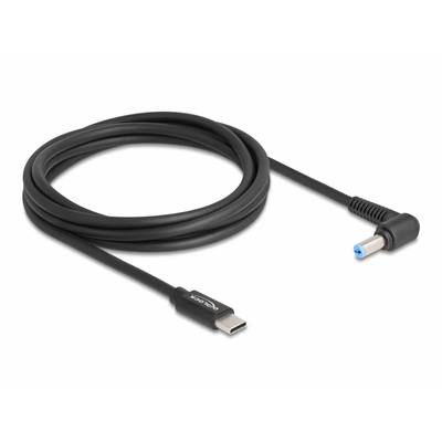 Een zwart oplaadkabel met een USB-C-aansluiting aan de ene kant en een ronde stekker aan de andere kant, op een witte achtergrond.