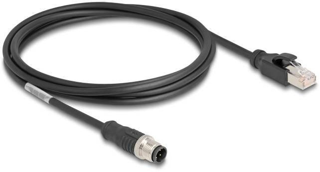 Een zwarte Ethernet-kabel met RJ45-connector aan de ene kant en een ronde industriële connector aan de andere kant.