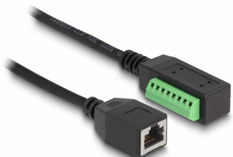 'Een zwarte netwerkkabel met een groene aansluitadapter en een RJ45-connector, geschikt voor gegevensoverdracht en netwerkverbindingen.'