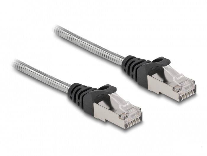 Twee zilveren Ethernet-kabels met RJ45-connectoren, elk bedekt met een zwarte mantel, liggen naast elkaar.