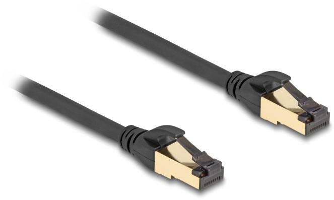 Een zwart Ethernet-kabel met twee goudkleurige RJ45-connectoren aan de uiteinden ligt op een witte achtergrond.