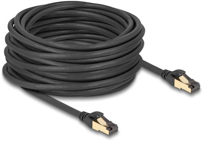 Zwart Ethernet-kabel, opgerold. Aan beide uiteinden bevinden zich goudkleurige RJ45-connectoren. Geschikt voor netwerkverbindingen.