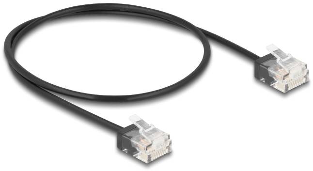 Een zwart Ethernet-kabel met twee RJ45-connectoren aan beide uiteinden, geschikt voor netwerkaansluitingen.