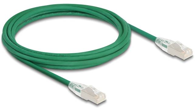 Groen Ethernet-kabel met RJ45-connectoren aan beide uiteinden, voor het verbinden van netwerkapparatuur.
